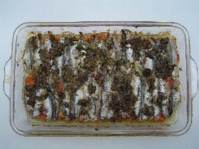 Acciughe al Forno läßt sich auch gut mit Sardinen zubereiten.